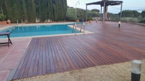 instalación tarima de madera para piscina suelo de madera natural