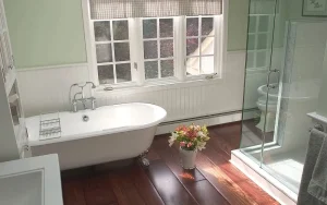 reforma de baño elegante con tarima de madera